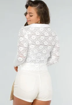 Elegante Witte Kanten Blouse met Lange Mouwen en Knoopsluiting