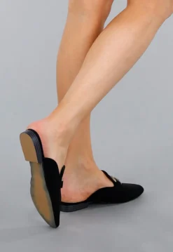 Elegante Zwarte Suède Loafers Met Gouden Horsebit Schakel En Puntneus