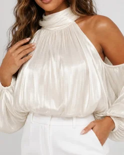 Gebroken Witte Satijnen Cold Shoulder Top met Sjaalkraag