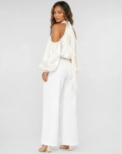 Gebroken Witte Satijnen Cold Shoulder Top met Sjaalkraag