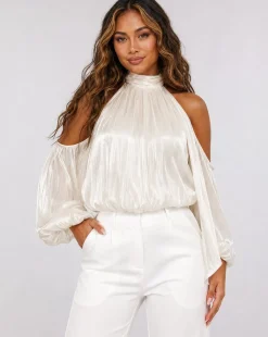 Gebroken Witte Satijnen Cold Shoulder Top met Sjaalkraag