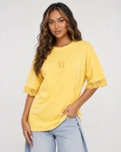 Geel Oversized T-Shirt met Kantmouwen en Borduring