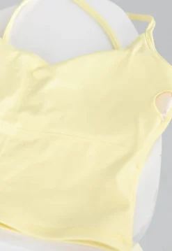 Gele Crop Top met Pads en Gekruiste Bandjes