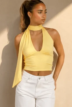 Gele Halter Crop Top met Open Rug en Diepe V-Hals