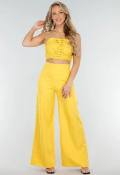 Gele Set met Halter Crop Top en Wijde High Waist Broek
