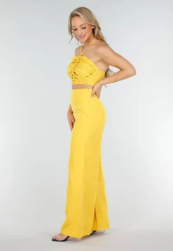 Gele Set met Halter Crop Top en Wijde High Waist Broek