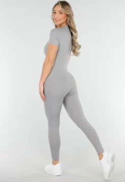 Getailleerde Grijze Stretch Sport Jumpsuit met Korte Mouwen en Ritssluiting