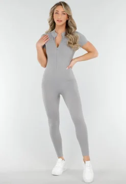 Getailleerde Grijze Stretch Sport Jumpsuit met Korte Mouwen en Ritssluiting