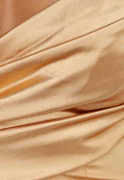 Gouden Geplooide Satijnen Halter Galajurk met Split