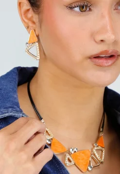 Gouden Sieraden Set met Oranje Driehoek Details en Strass Steentjes