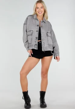 Grijze Denim Jas met Klepzakken, Trekkoord en Drukknoopsluiting