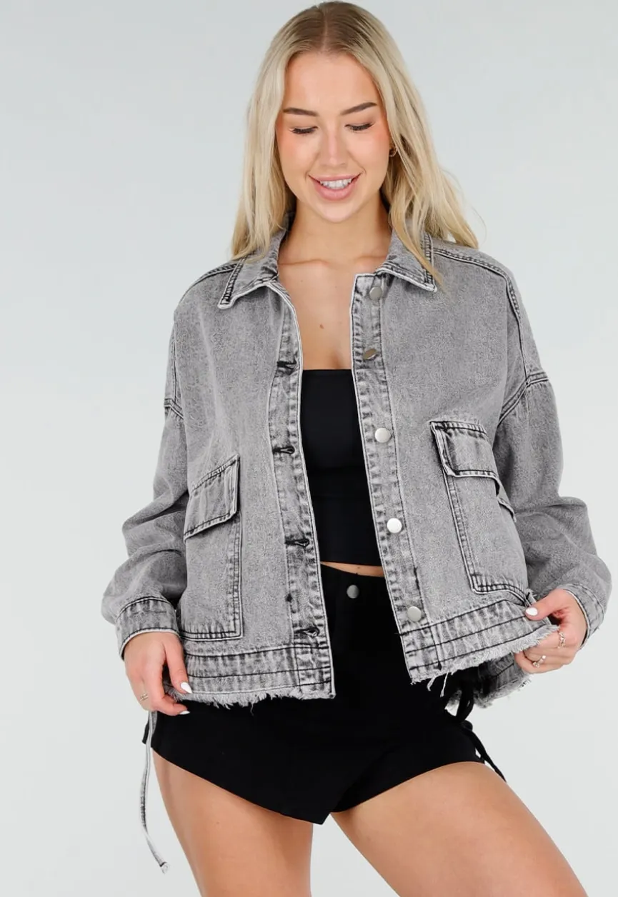 Grijze Denim Jas met Klepzakken, Trekkoord en Drukknoopsluiting