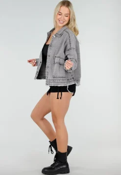 Grijze Denim Jas met Klepzakken, Trekkoord en Drukknoopsluiting