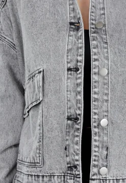 Grijze Denim Jas met Klepzakken, Trekkoord en Drukknoopsluiting