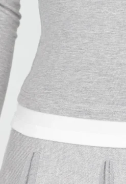 Grijze Longsleeve Top met Witte Boorden aan Hals en Mouwen