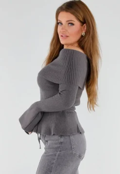 Grijze Off Shoulder Gebreide Trui met Uitlopende Mouwen