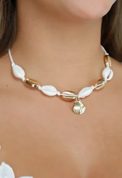 Ketting met Wit/Gouden Kauri Schelpjes en Goud Bedeltje