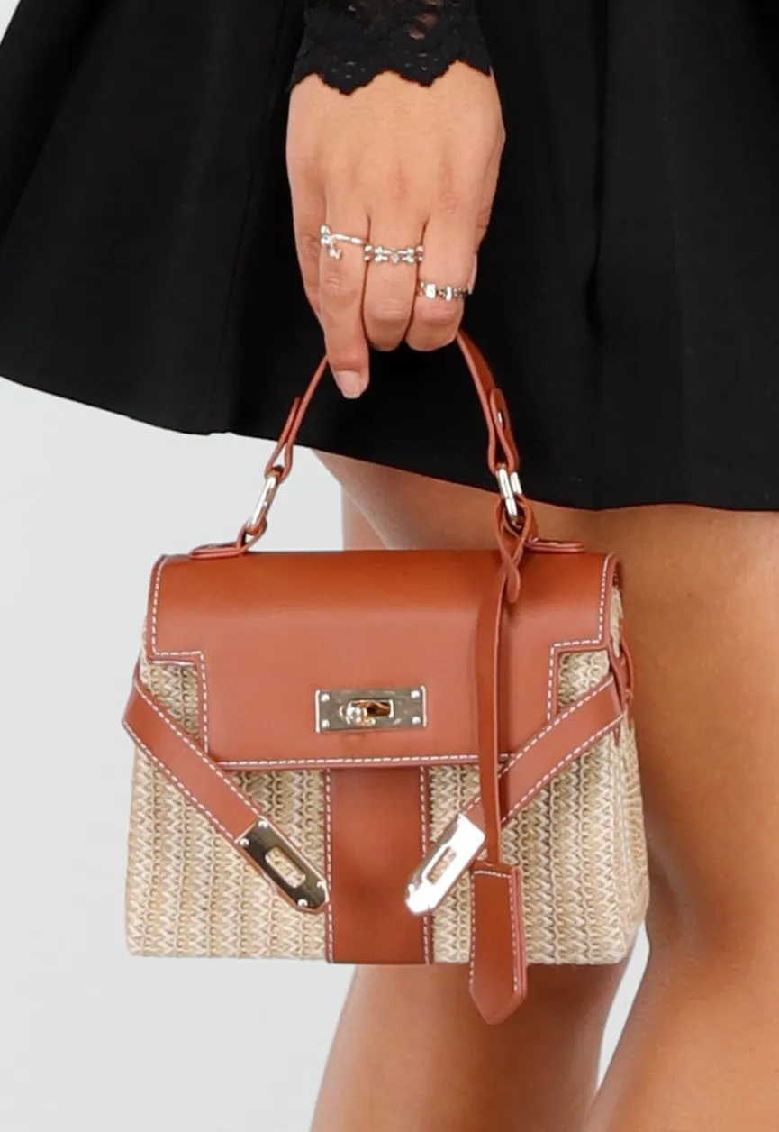 Kleine Raffia Handtas met Bruine Lederlook Afwerking