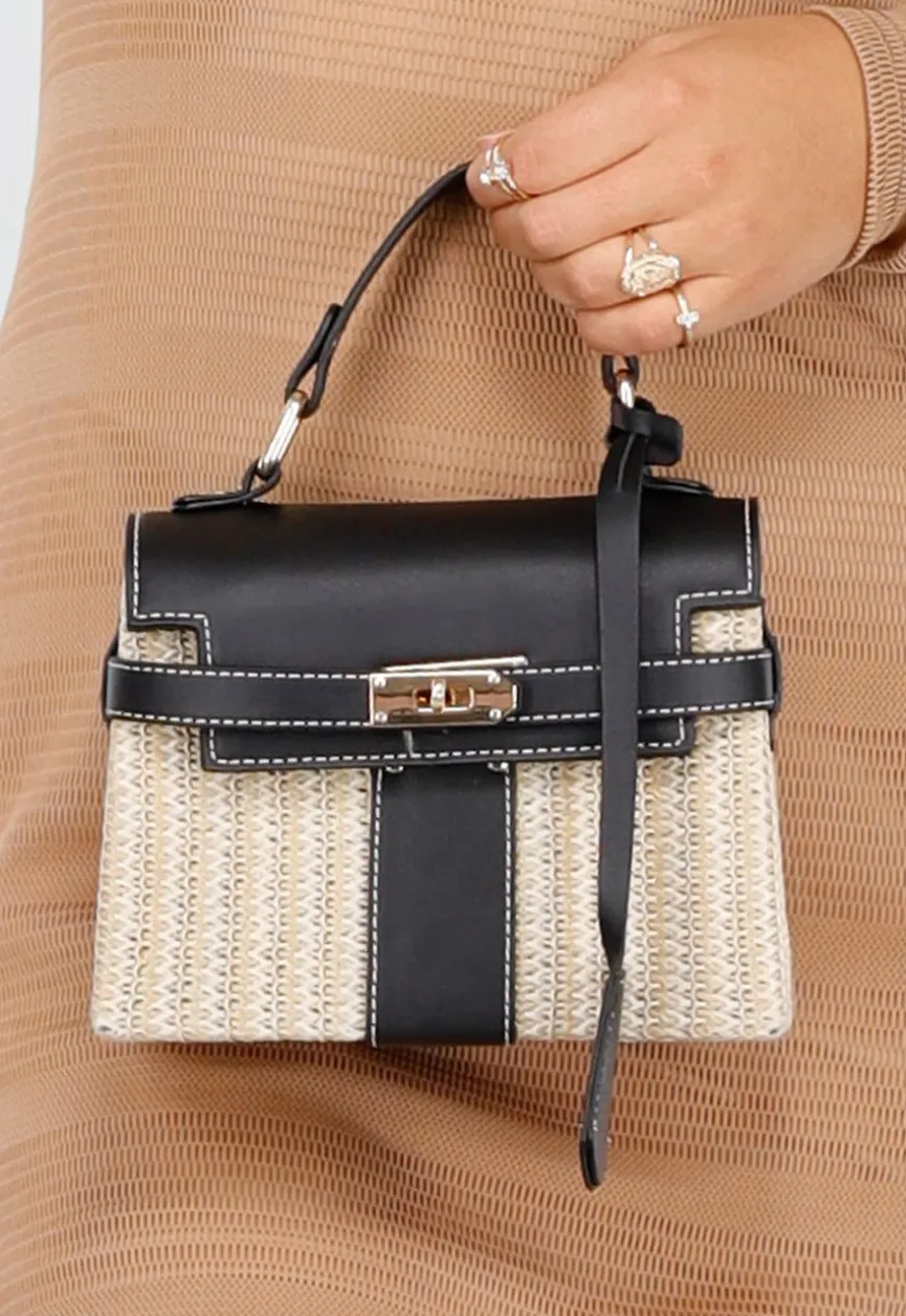 Kleine Raffia Handtas met Zwarte Lederlook Afwerking