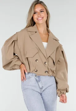 Korte Trench Coat in Camel met Pofmouwen en Knopen