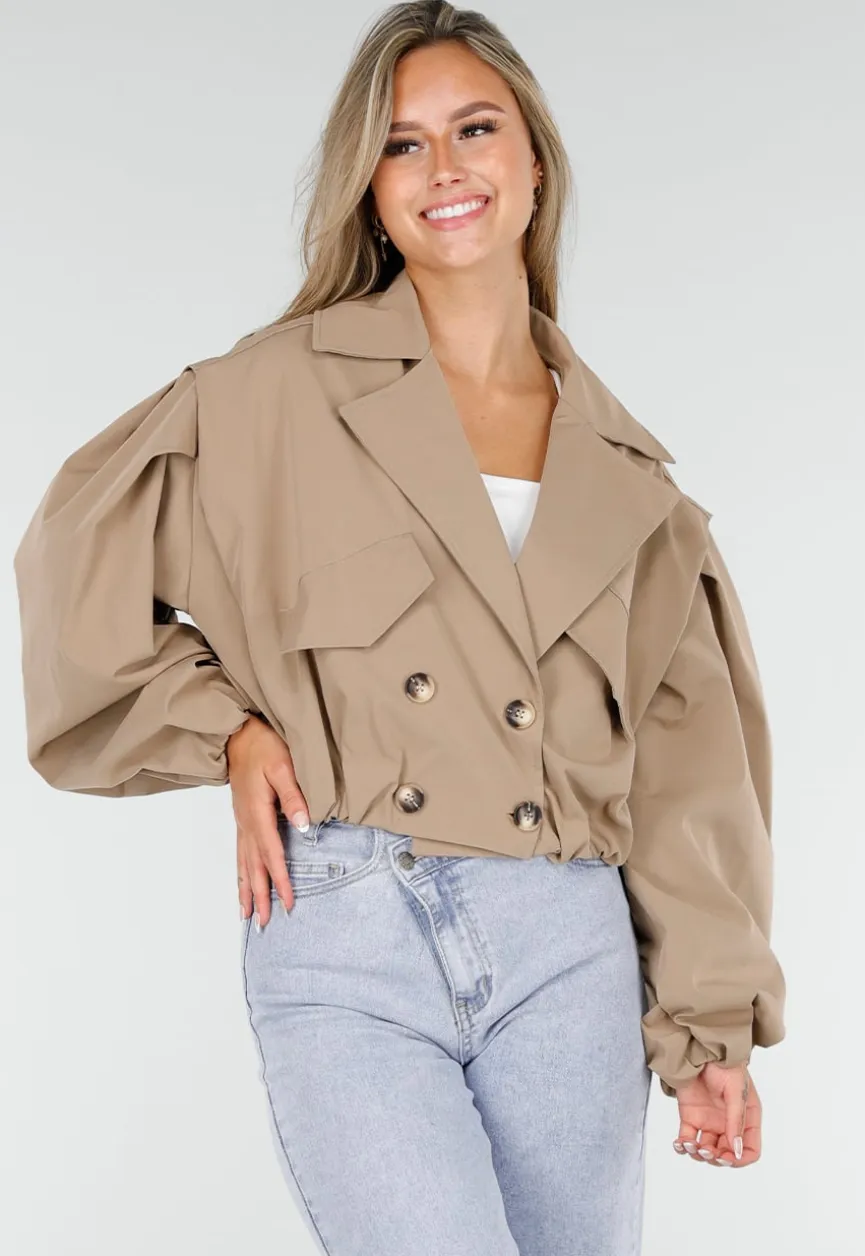 Korte Trench Coat in Camel met Pofmouwen en Knopen