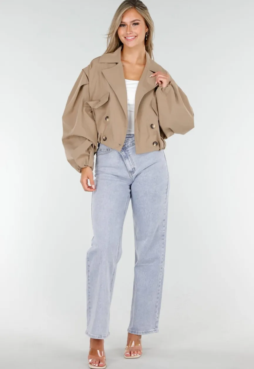 Korte Trench Coat in Camel met Pofmouwen en Knopen
