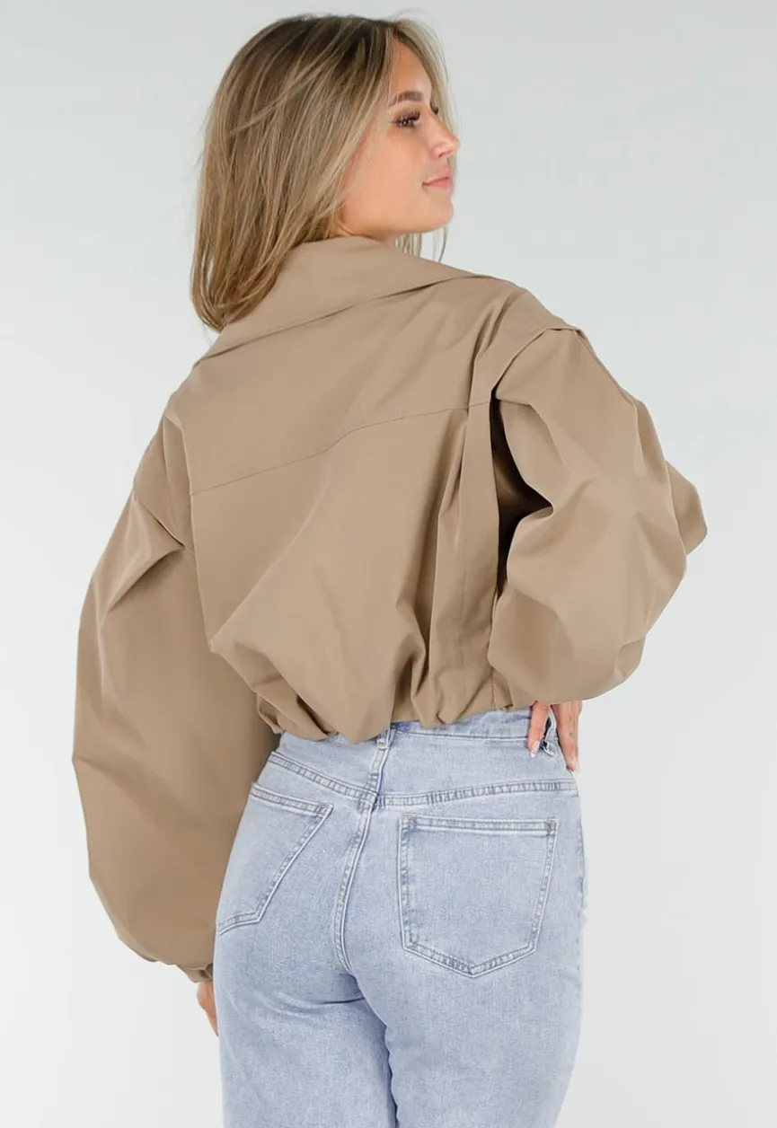 Korte Trench Coat in Camel met Pofmouwen en Knopen