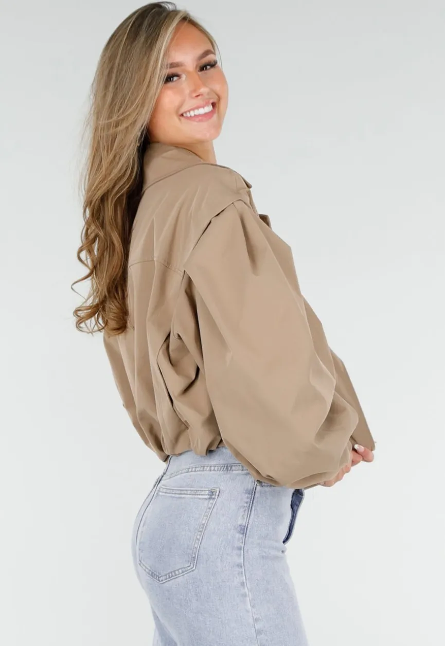 Korte Trench Coat in Camel met Pofmouwen en Knopen