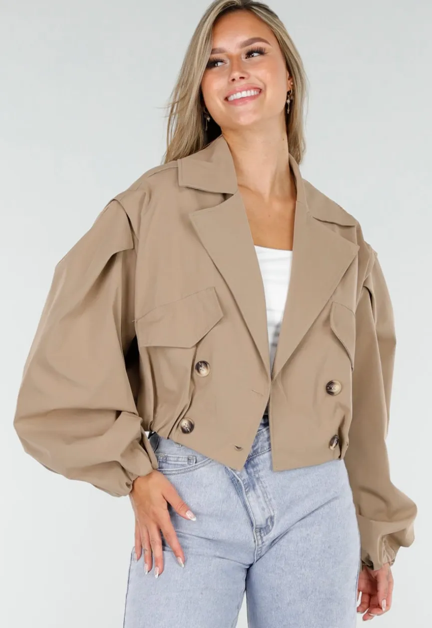 Korte Trench Coat in Camel met Pofmouwen en Knopen