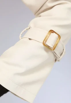 Lange Beige Jas met Tailleband en Knopen