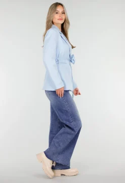 Lichtblauwe Blazer met Tailleceintuur en Stoffen Bloemdetail