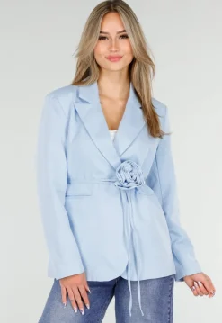 Lichtblauwe Blazer met Tailleceintuur en Stoffen Bloemdetail