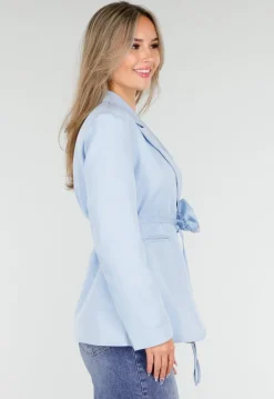 Lichtblauwe Blazer met Tailleceintuur en Stoffen Bloemdetail