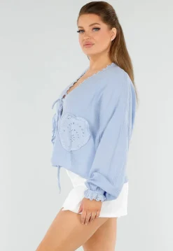 Lichtblauwe Blouse met Hartzakken en Broderie in Linnenlook