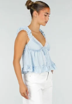 Lichtblauwe Blouse met Kant, Ruches en Knoopsluiting