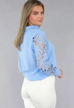 Lichtblauwe Blouse met See-Through Crochet Mouwen