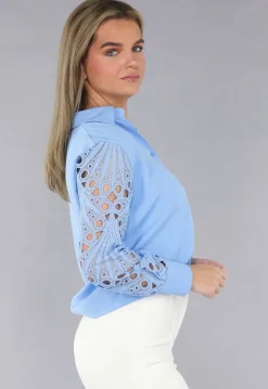 Lichtblauwe Blouse met See-Through Crochet Mouwen