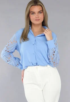 Lichtblauwe Blouse met See-Through Crochet Mouwen