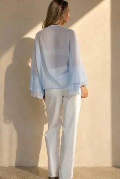 Lichtblauwe Chiffon Blouse met Ruches en Knoopsluiting