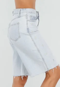 Lichtblauwe Denim Bermuda Short met Bloemenborduursel en Rechte Pijpen