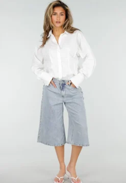 Lichtblauwe Denim Bermuda Shorts met Studs en Rechte Pijpen