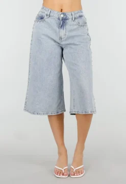 Lichtblauwe Denim Bermuda Shorts met Studs en Rechte Pijpen