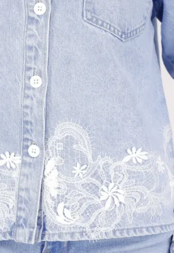 Lichtblauwe Denim Blouse met Kant en Knopen