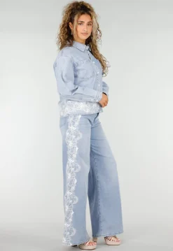 Lichtblauwe Denim Blouse met Kant en Knopen
