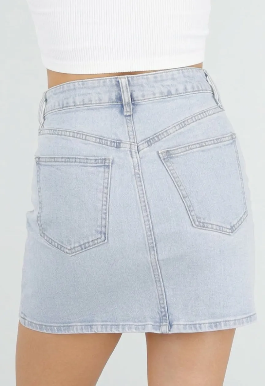 Lichtblauwe Denim Mini Rok met Geborduurde Bloemetjes