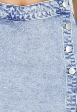 Lichtblauwe Denim Mini Skort met Overslag en Rij Knopen