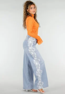 Lichtblauwe Denim Wide Leg Jeans met Kantdetail en Hoge Taille