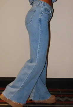 Lichtblauwe Mid Waist Wide Leg Jeans met Raw Edge Zoom