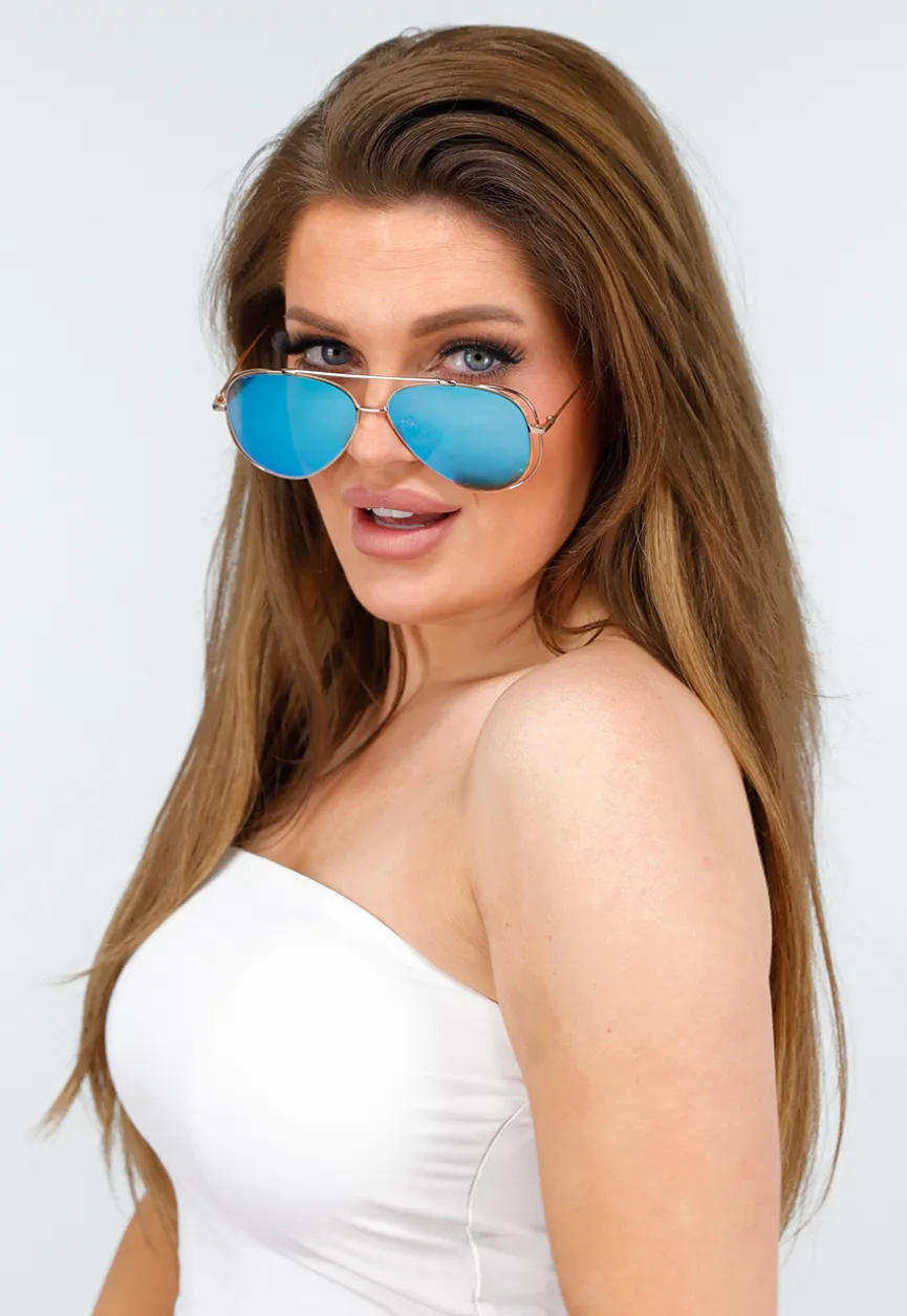Lichtblauwe Spiegel Zonnebril met Goudkleurig Montuur in Aviator Stijl
