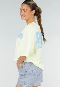 Lichtgeel Oversized T-shirt met Blauwe Tekst en Korte Mouwen